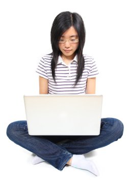 laptop ile katta oturan genç Çinli kadın