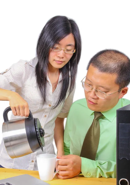 Kantoor werknemer serveren koffie met een man — Stockfoto