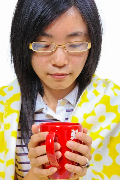 Donna cinese seduta sotto una coperta con una tazza di tè — Foto Stock