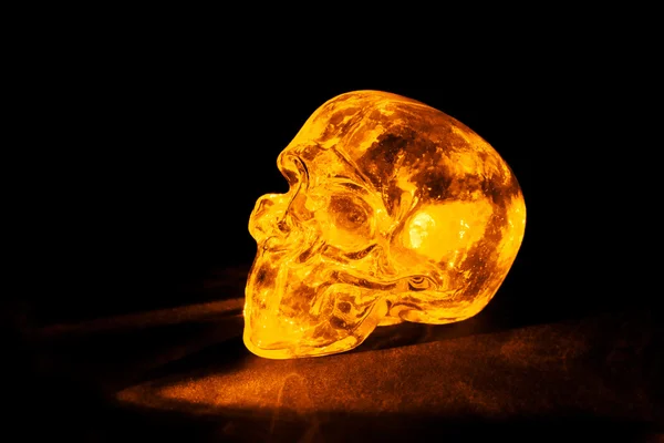 黄色のガラスの頭蓋骨 — ストック写真