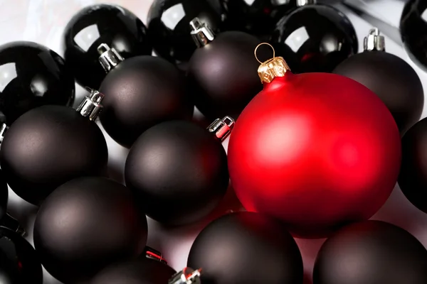 Černé a červené vánoční ozdoby. — Stock fotografie