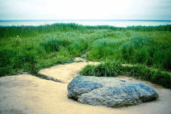 湖の上の岩 — ストック写真