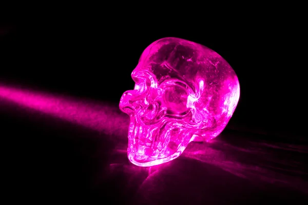 Totenkopf aus rosa Glas — Stockfoto