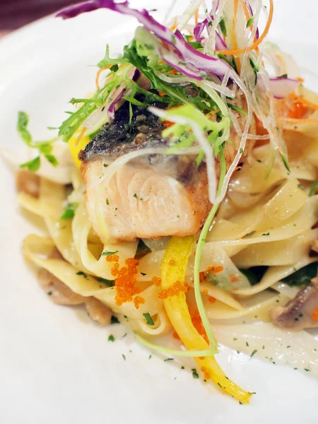 Fettuccine with grilled salmon fillet — Stock Photo, Image