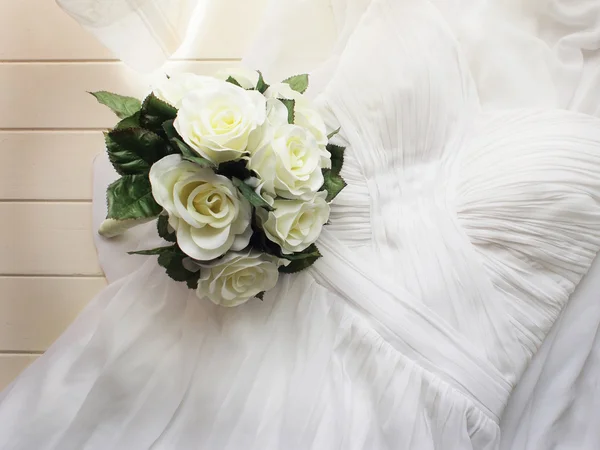 Wedding gown and bouquet — Stock Photo, Image