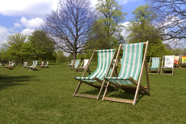 Deck chairs in a park — Stock Photo, Image