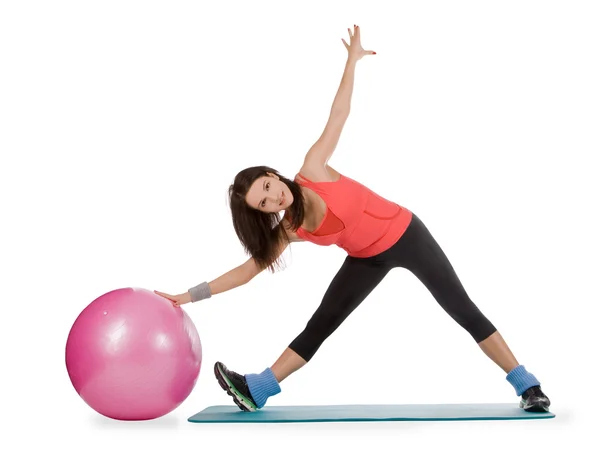 Attraktiv ung kvinna med fitness boll i stretching — Stockfoto