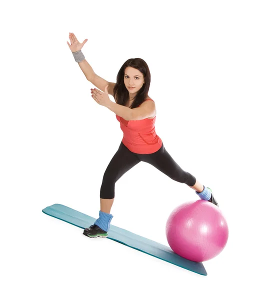 Attraente giovane femmina con palla fitness in stretching — Foto Stock