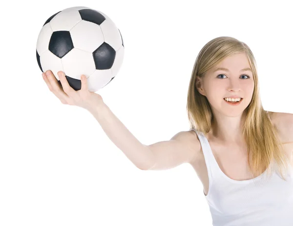 Молодая белая женщина с футбольным мячом на белом фоне — стоковое фото