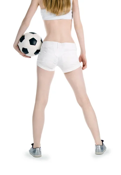 Rückansicht des Mädchens mit Fußball über Weiß — Stockfoto