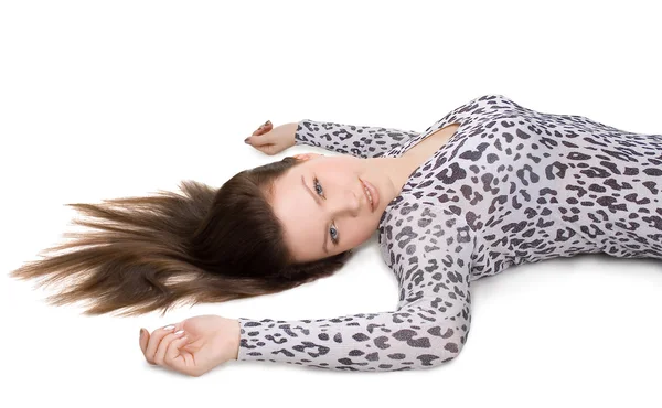 Porträtt av ung vacker flicka med långt hår liggande på flo — Stockfoto