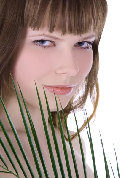 Büyük yeşil palmiye yaprağı saklanarak kadının güzel yüzü — Stok fotoğraf