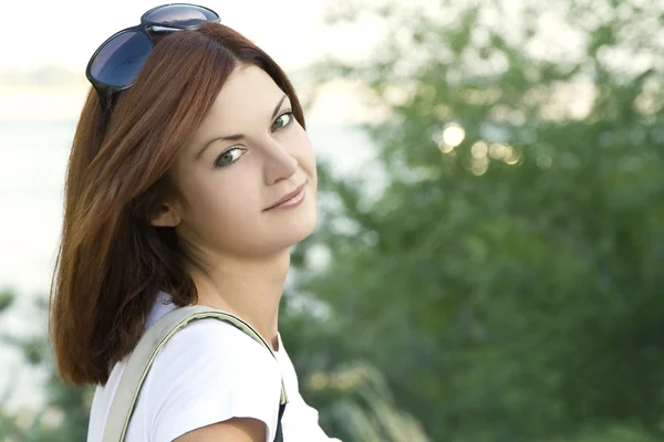 Молодая женщина в солнечных очках в парке — стоковое фото