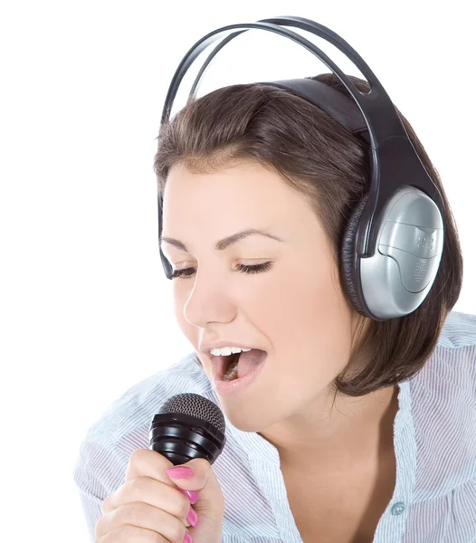 Kaukaski kobiece kobieta śpiewa do mikrofonu. — Zdjęcie stockowe