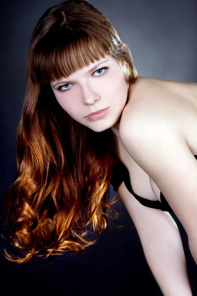 Vacker ung sexig kvinna på mörk bakgrund. — Stockfoto