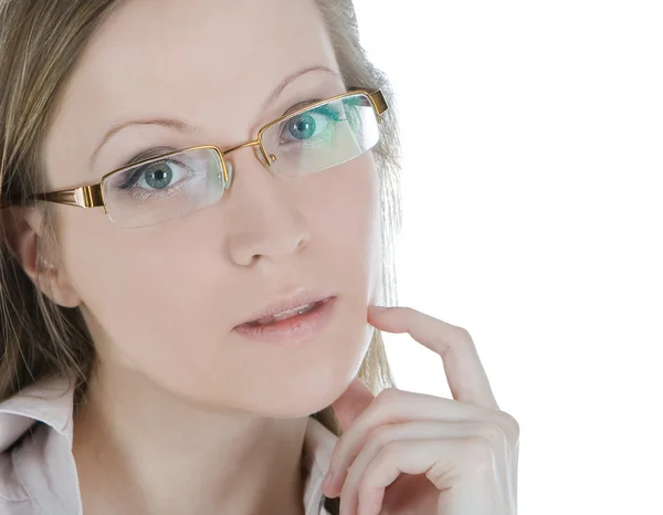 Красивая женщина в очках на белом фоне — стоковое фото
