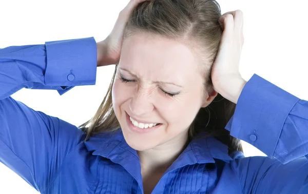 Женщина с головной болью держит руки за голову — стоковое фото