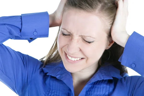 Mulher com dor de cabeça segurando as mãos na cabeça — Fotografia de Stock