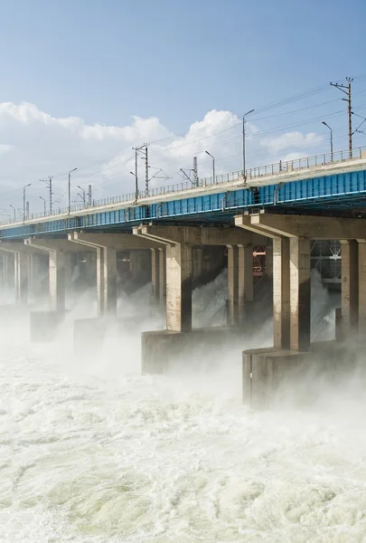 Reset of water at hydroelectric power station on the river — Stock Photo, Image