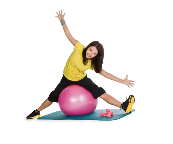 Atractiva joven hembra con pelota de fitness en estiramiento — Foto de Stock