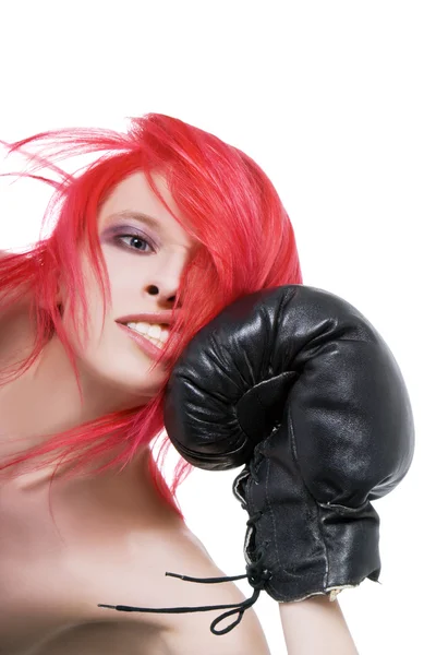 Czerwone włosy dziewczyna otrzymuje cios nokaut w obliczu boks glo — Zdjęcie stockowe