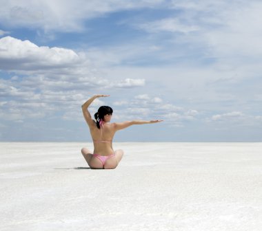 Güzel genç bayan dışarıda yoga yapıyor.