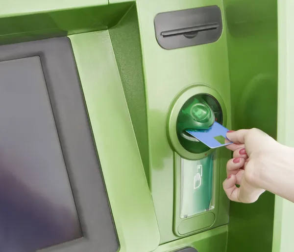 Femme insère une carte en plastique dans le distributeur automatique — Photo