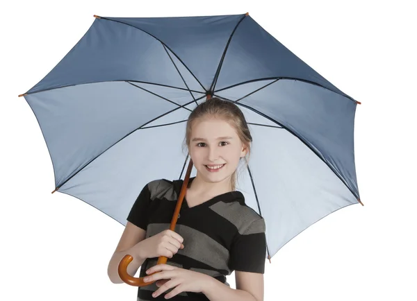 Menina loira jovem de pé e segurando guarda-chuva azul — Fotografia de Stock