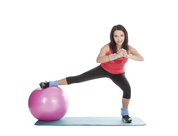 Привлекательная молодая женщина с мячом для фитнеса в растяжке — стоковое фото