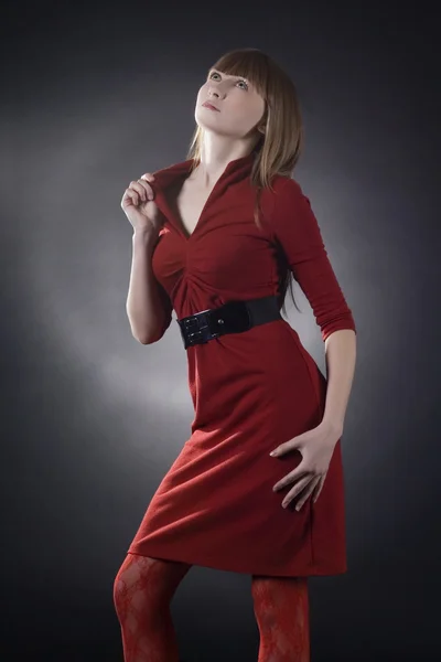 Bella bionda in posa vestito rosso — Foto Stock