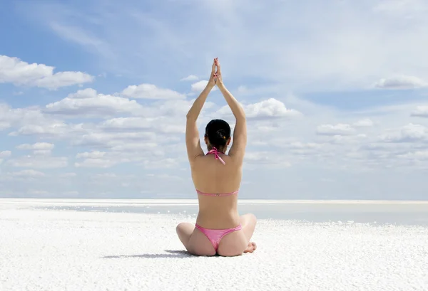Bella giovane donna che fa esercizio di yoga all'aperto — Foto Stock