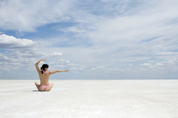 Mooie jonge vrouw doen yoga oefening buiten — Stockfoto