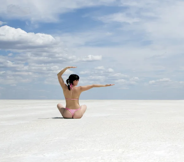 Красивая молодая женщина занимается йогой на открытом воздухе — стоковое фото