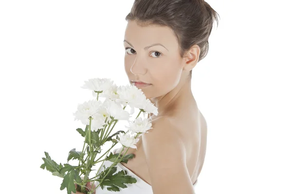 Schönes Porträt einer jungen sexy Frau mit einer weißen Blume. — Stockfoto