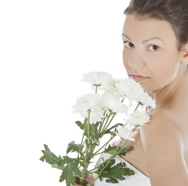 Hermoso retrato de una joven sexy con una flor blanca . — Foto de Stock