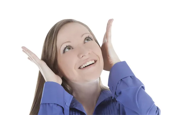 Яркая фотография улыбающейся женщины с рукой, которую она слышит — стоковое фото