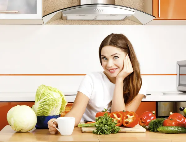 Bela mulher caucasiana na cozinha — Fotografia de Stock