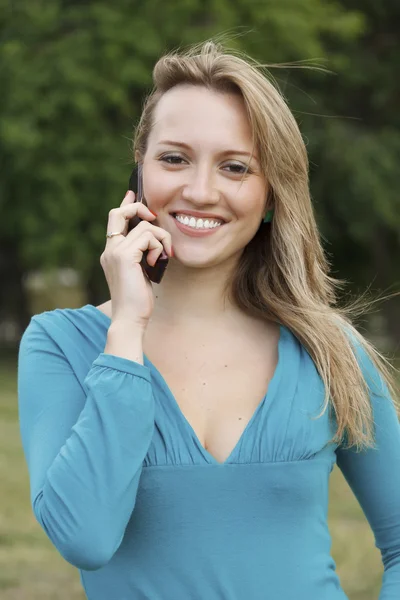 Hezká žena mluvila na mobilní telefon — Stock fotografie