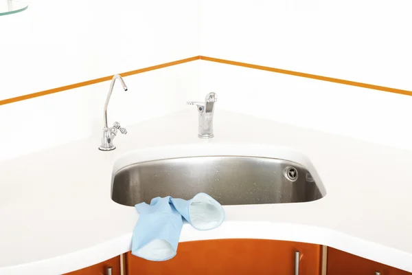 洗面台、青色ゴム手袋、クロム蛇口 — ストック写真