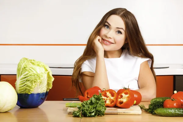 Belle femme caucasienne préparer la salade dans la cuisine . — Photo