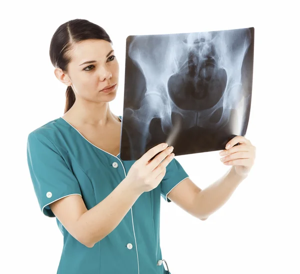 Läkare i den gröna enhetliga tittar på röntgenbilden — Stockfoto