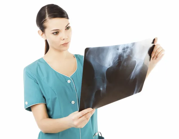 Arts in de groene uniforme kijkend naar de x-ray afbeelding — Stockfoto