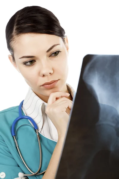 Läkaren tittar på röntgenbilden — Stockfoto