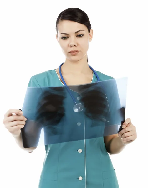 Medico femminile premuroso guardando l'immagine a raggi X — Foto Stock