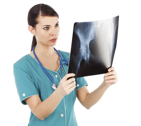 Doordachte vrouwelijke arts kijken naar de x-ray-afbeelding — Stockfoto