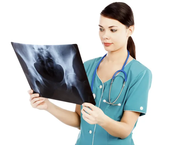 Продумана жінка-лікар дивиться на рентгенівське зображення — стокове фото