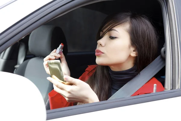 Woman in a car doing makeup. — Stock Photo, Image