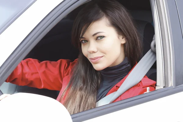 Půvabná brunetka řídit auto — Stock fotografie