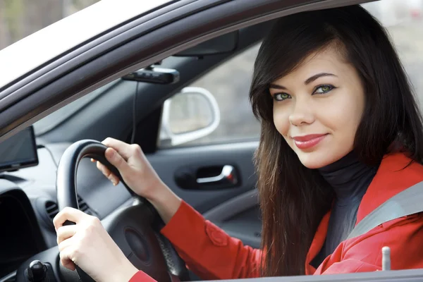 Půvabná brunetka řídit auto — Stock fotografie