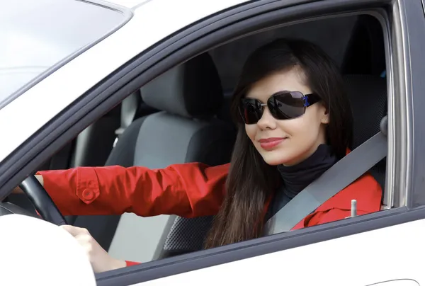 Půvabná brunetka řídit auto. — Stock fotografie